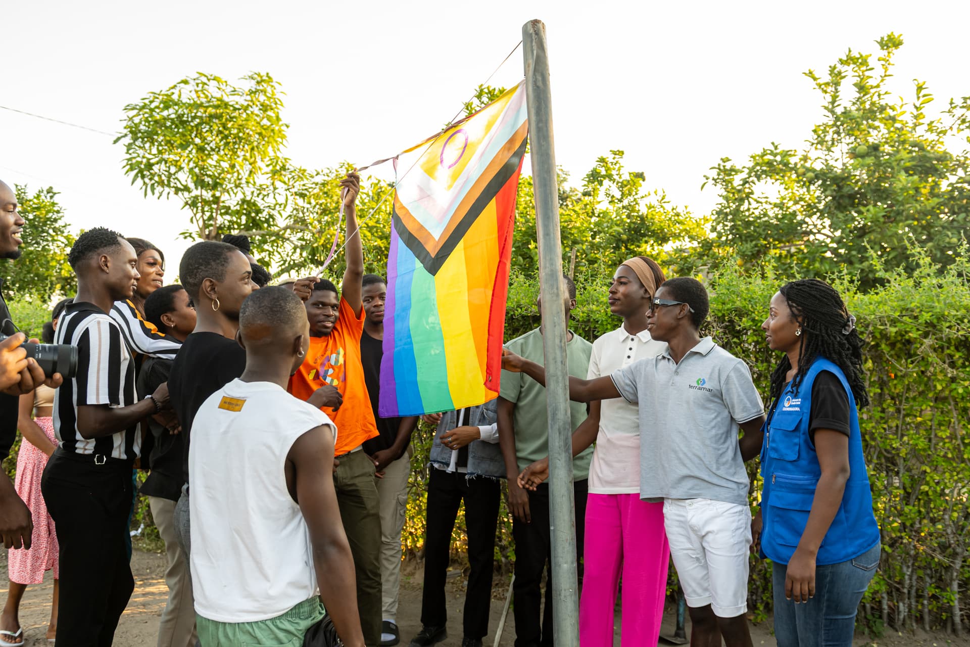Jovem em acção de plantação e conservação ambiental em Moçambique