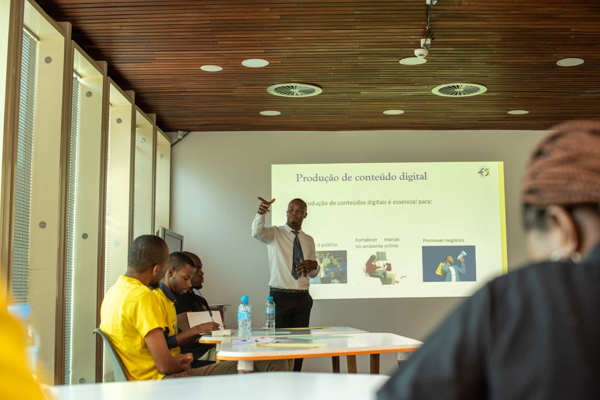 Treinamento em competências interpessoais e digitais para negócios juvenis e LGBTQIA+