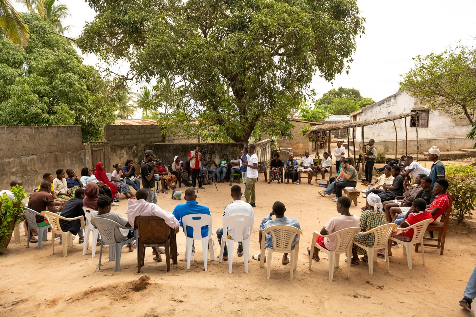 Reunião comunitária ao ar livre em Moçambique