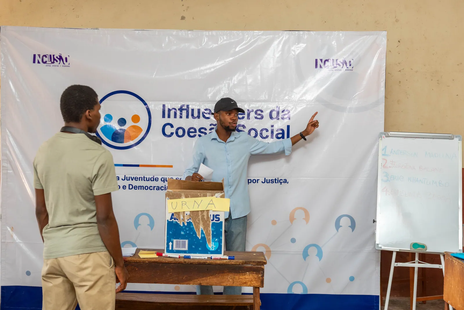 Jovem a facilitar actividade sobre coesão social em Moçambique